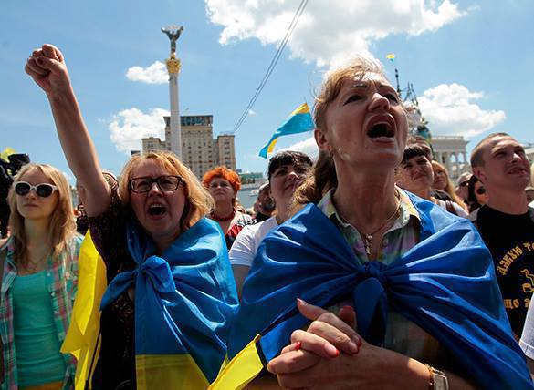 Kiev Officers Defect: 'Use of armed forces against civilians is a crime'. Ukrainians protest